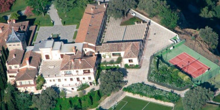 #24Sep #España 
La Justicia española allanó el Castillo de Alamín y otras propiedades vinculadas a Alejandro Betancourt y al exviceministro venezolano Nervis Villalobos, en una causa por presunto blanqueo de capitales a través de Derwick Associates. La investigación involucra