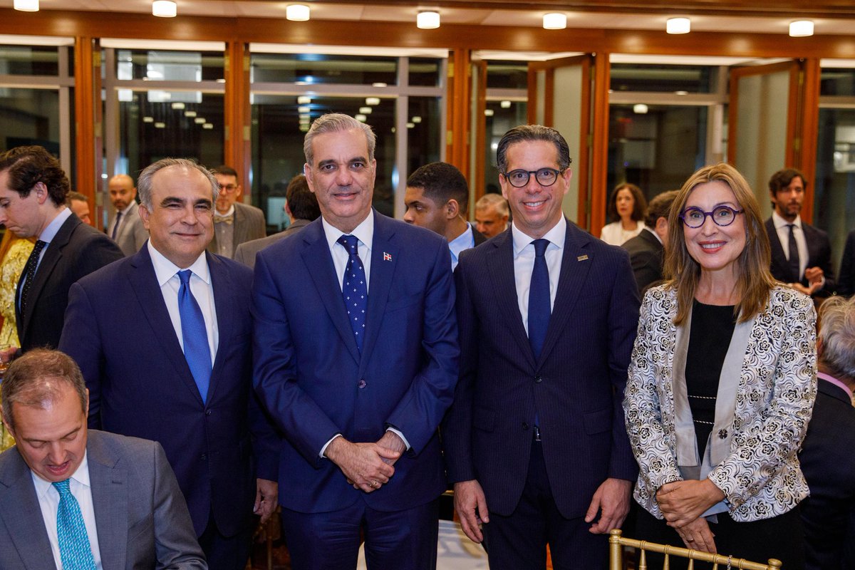 Abinader afirma que RD avanza hacia un futuro de prosperidad y sostenibilidad

larepublicapost.com/abinader-afirm…

#larepublicapost #LuisAbinader #avance #RD #prosperidad #sostenibilidad #NuevaYork