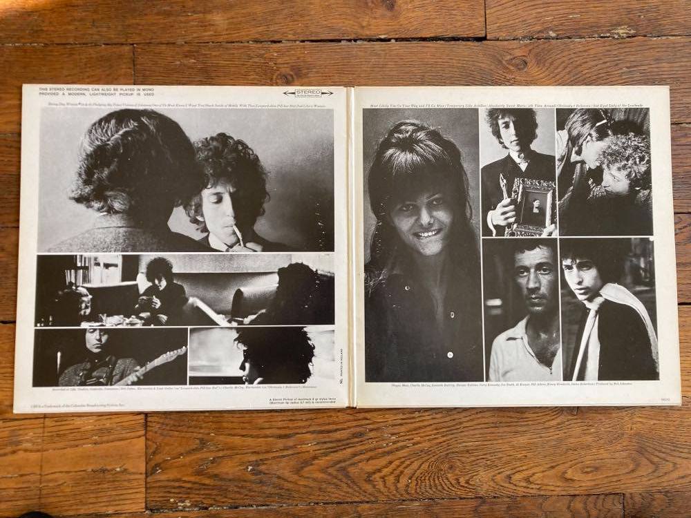 Quand "Blonde on Blonde" de Bob Dylan sort en 1966, on y découvre en pochette intérieure une photo de Claudia Cardinale signée Jerry Schatzberg shootée en 1963. La comédienne, qui n’a pas donné son autorisation, demande qu’elle soit enlevée avant d'être réintégrée dans les 80's.