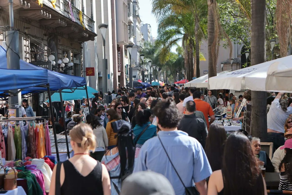 Desde @CiudadAbiertaUy proponemos algo simple:

 👉 Peatonalizar la Ciudad Vieja durante el Día del Patrimonio
Con calles libres de autos, tendremos:
 ✨ Espacios seguros para familias
 ✨ Más disfrute de las actividades culturales
 ✨ Una ciudad abierta, vibrante y llena de vida