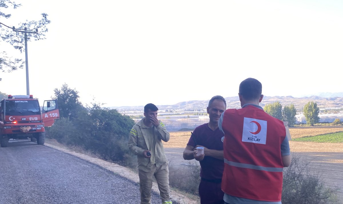 Şube Başkanımız Sn. Pınar Kapukaya başkanlığında Manavgat Gültepe Mahallesinde meydana gelen orman yangınında görev yapan ekiplere ikramlık dağıtımında bulunduk. Emeği geçen herkese teşekkür ederiz.
Geçmiş Olsun Manavgat.