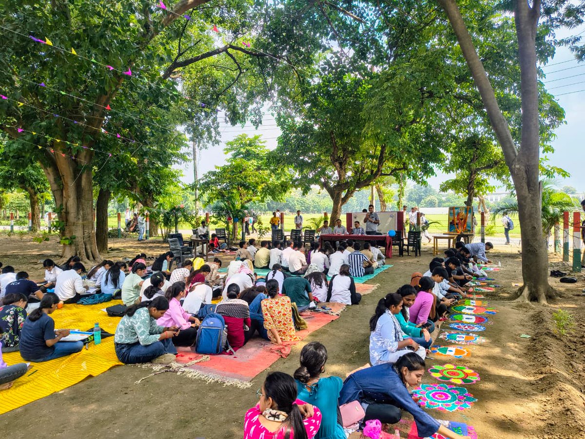 NssDdugu's tweet photo. NSS स्थापना दिवस (24 सितंबर) समारोह पर विश्वविद्यालय में पोस्टर एवं रंगोली प्रतियोगिता का आयोजन हुआ
स्वयंसेवकों ने प्रेरणादायी नाट्य “कच्ची उड़ान” मंचन किया
*मा. कुलपति प्रो. पूनम टंडन जी* मुख्य अतिथि एवं विशिष्ट अतिथि *प्रो.संदीप कुमार जी*द्वारा छात्रों को आशीर्वाद प्राप्त हुआ https://t.co/1qHBdEWZ6U