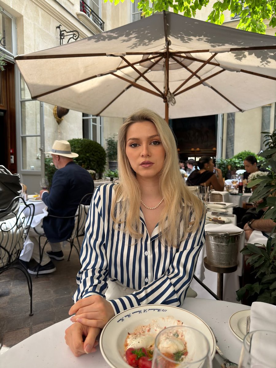 Amelia1Anderso2's tweet image. Good morning ☕🌧️
Nothing new, just another work day starting…
Today's mood is quite sad 😔💭
#MorningMood #SadDay #WorkLife #NewDay #FeelingLow