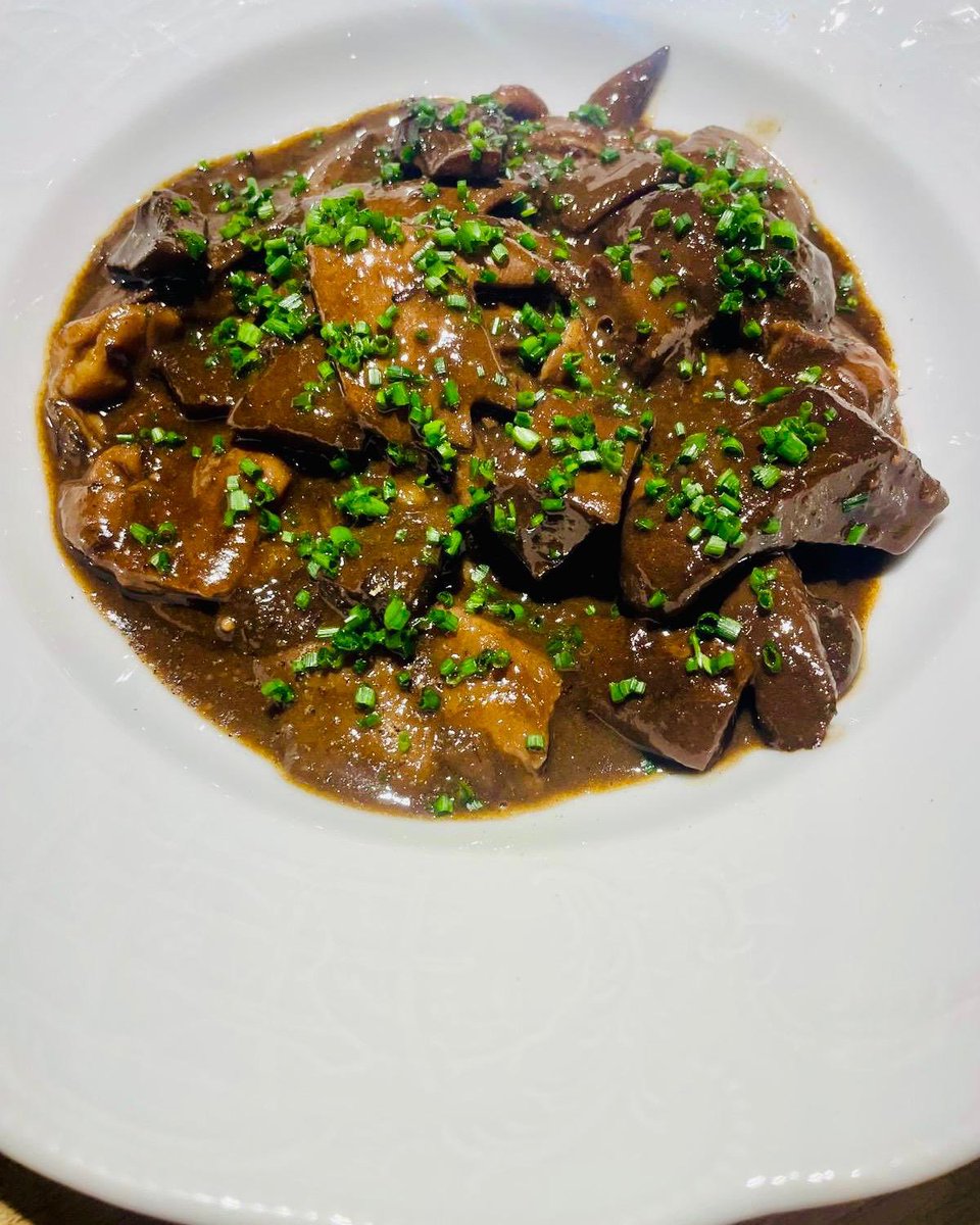 Cuina de bistrot de molt bon menjar la d’Adrià Edo al Ditifet (Girona), amb protagonisme de plats amb menuts i salses clàssiques. A la sala, Júlia Trota ho broda amb els vins a copes. #novacuinacatalana