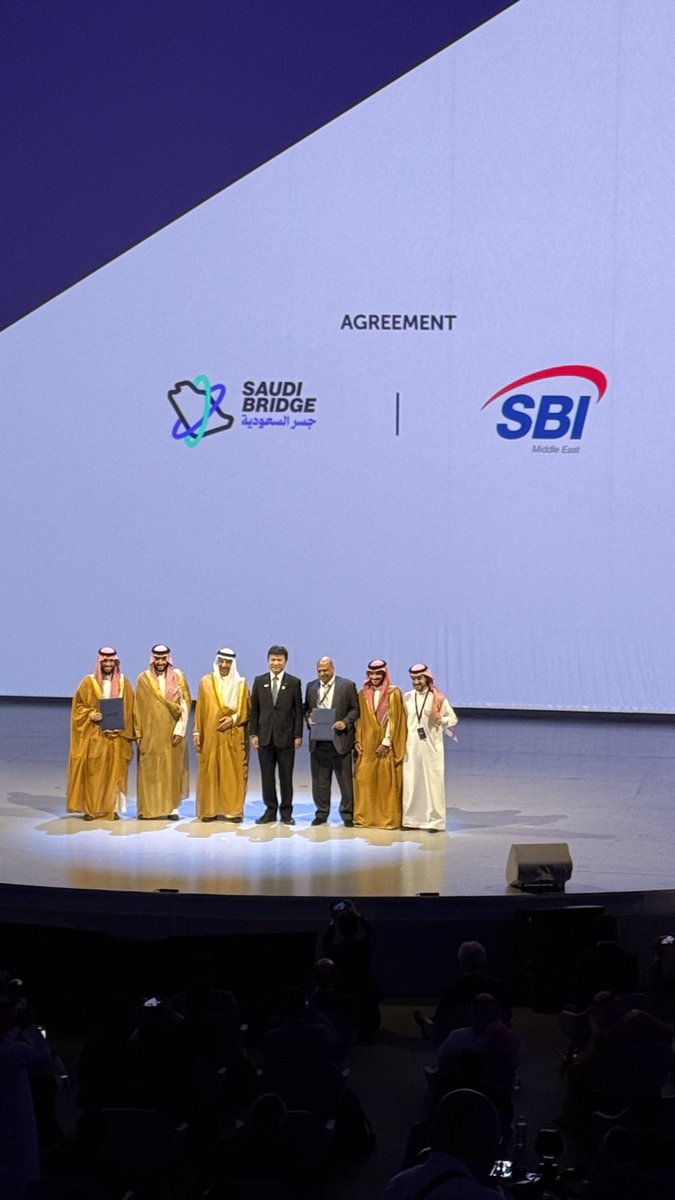 Mamine's tweet photo. تشرفت هذا الأسبوع بأن أكون ضمن الوفد السعودي إلى أوساكا بدعوة من وزارة الاستثمار وجمعية رؤية الريادة.

خلال يومين حافلين، شهدنا في المنتدى السعودي-الياباني للاستثمار (Saudi-Japan Expo Investment Forum 2025) حوارات نوعية حول إكسبو الرياض 2030 وقطاعات حيوية، واتفاقيات وشراكات عابرة للحدود، إضافة إلى حضور الاحتفال الرسمي بـ اليوم الوطني السعودي الـ95 في موقع إكسبو 2025.

كانت تجربة ثرية على مستوى اللقاءات والمخرجات، وأعتزّ بما قدّمه الوفد من صورة مشرّفة لعقول سعودية تعمل لهدف ورؤية واحدة.

وجدت ان من أجمل سبل الاحتفاء باليوم الوطني تمثيل وطننا ضمن وفد رسمي يعمل على بناء شراكات تُعزّز مكانة السعودية عالميًا.

كل الشكر لفريق وزارة الاستثمار وفريق جمعية رؤية الريادة على التنظيم والدعم. 

@KSAexpo2025 
@MISA 
@evision_sa