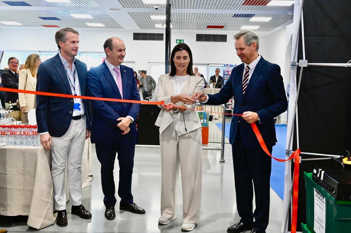 Mercasa_mercas's tweet image. 🆕 #Mercasantander estrena Cash &amp;amp; Carry de #Unide

🗣️“Con esta nueva apertura, se amplía la oferta de servicios para mayoristas, detallistas y canal HORECA en Cantabria” destacó @jose_minones, presidente de #Mercasa, durante la inauguración

🔗 f.mtr.cool/gceyprduzy

#SomosRed