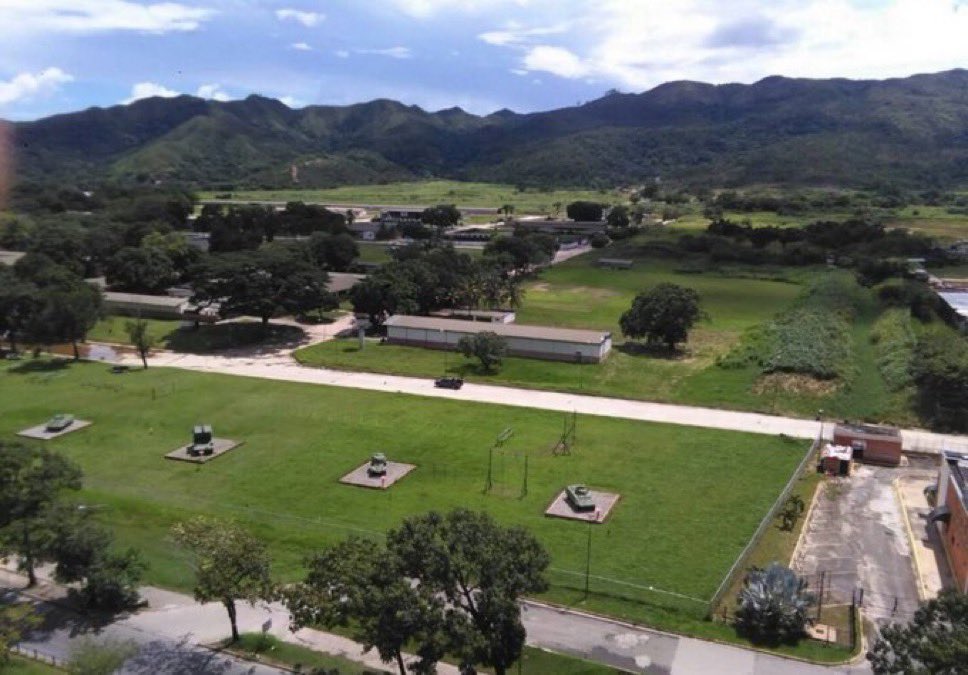 Reportan fuerte movilización de camiones de carga pesada con tanquetas y contenedores saliendo del Fuerte Paramacay, en Carabobo, Venezuela. Un helicóptero sobrevuela la zona. 🇺🇸 Hay gran miedo  en el chavismo por las declaraciones de Trump en la ONU. 🔥