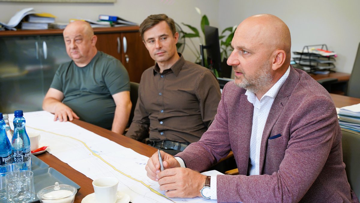 📍 Dziś w Nysie przedstawiciele RZGW Wrocław uczestniczyli w spotkaniu związanym z bezpieczeństwem przeciwpowodziowym miasta. #StopPowodzi

Omówiono kwestie związane z przebudową infrastruktury gminnej i obiektów położonych w sąsiedztwie urządzeń zarządzanych przez <a href="/WodyPolskie/">Wody Polskie</a>.