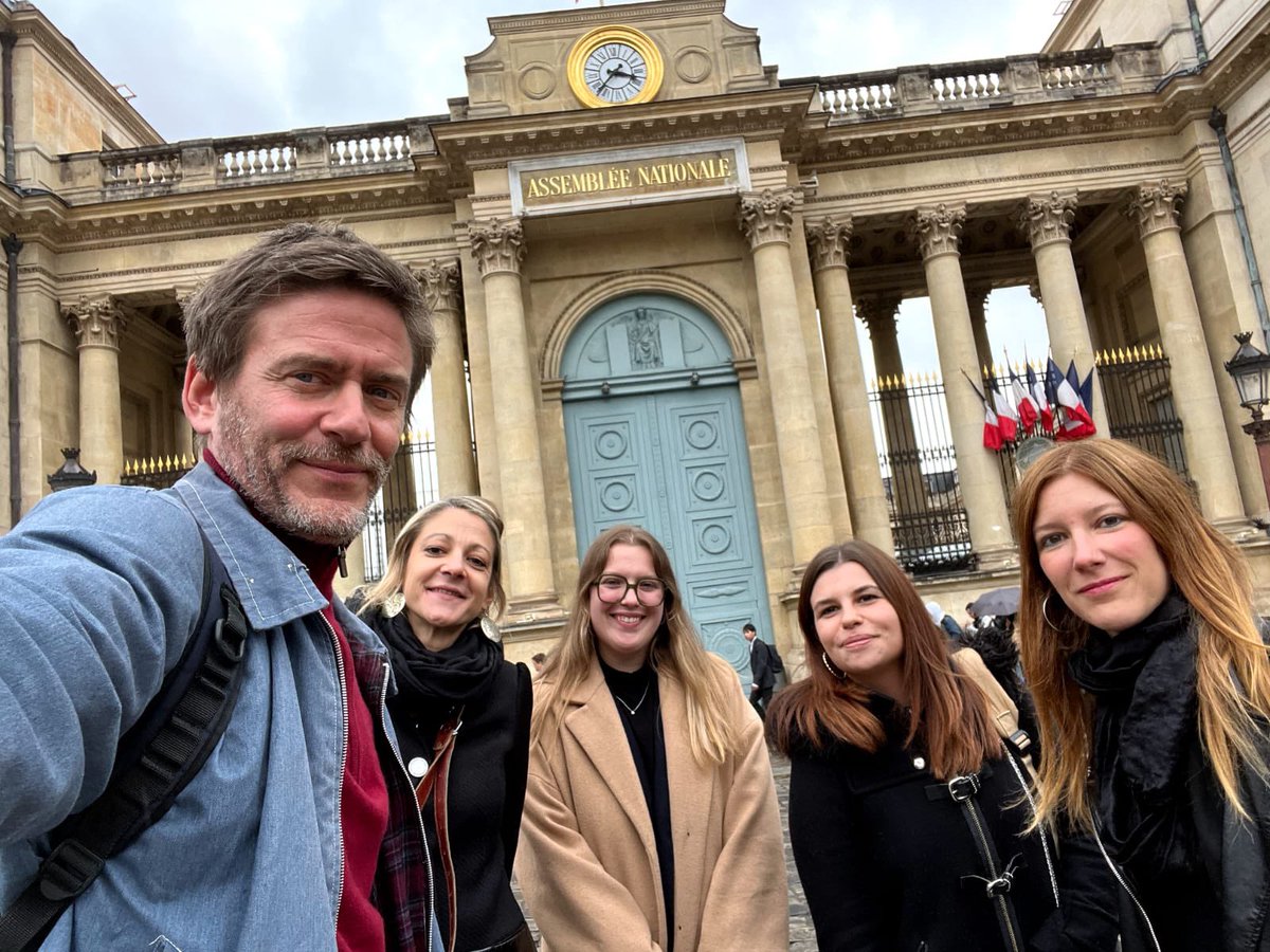 À l’invitation de la <a href="/AN_DroitsFemmes/">Délégation aux droits des femmes</a> une table ronde réunissait ce mercredi 24/9 la fédération des samu sociaux, l’association « un abri qui sauve des vies » et <a href="/jamaissanstoit/">Jamais Sans Toit</a> 
Merci 🙏 aux députées <a href="/MC_Garin/">Marie-Charlotte Garin</a> et <a href="/juliedelpech72/">Julie Delpech</a>