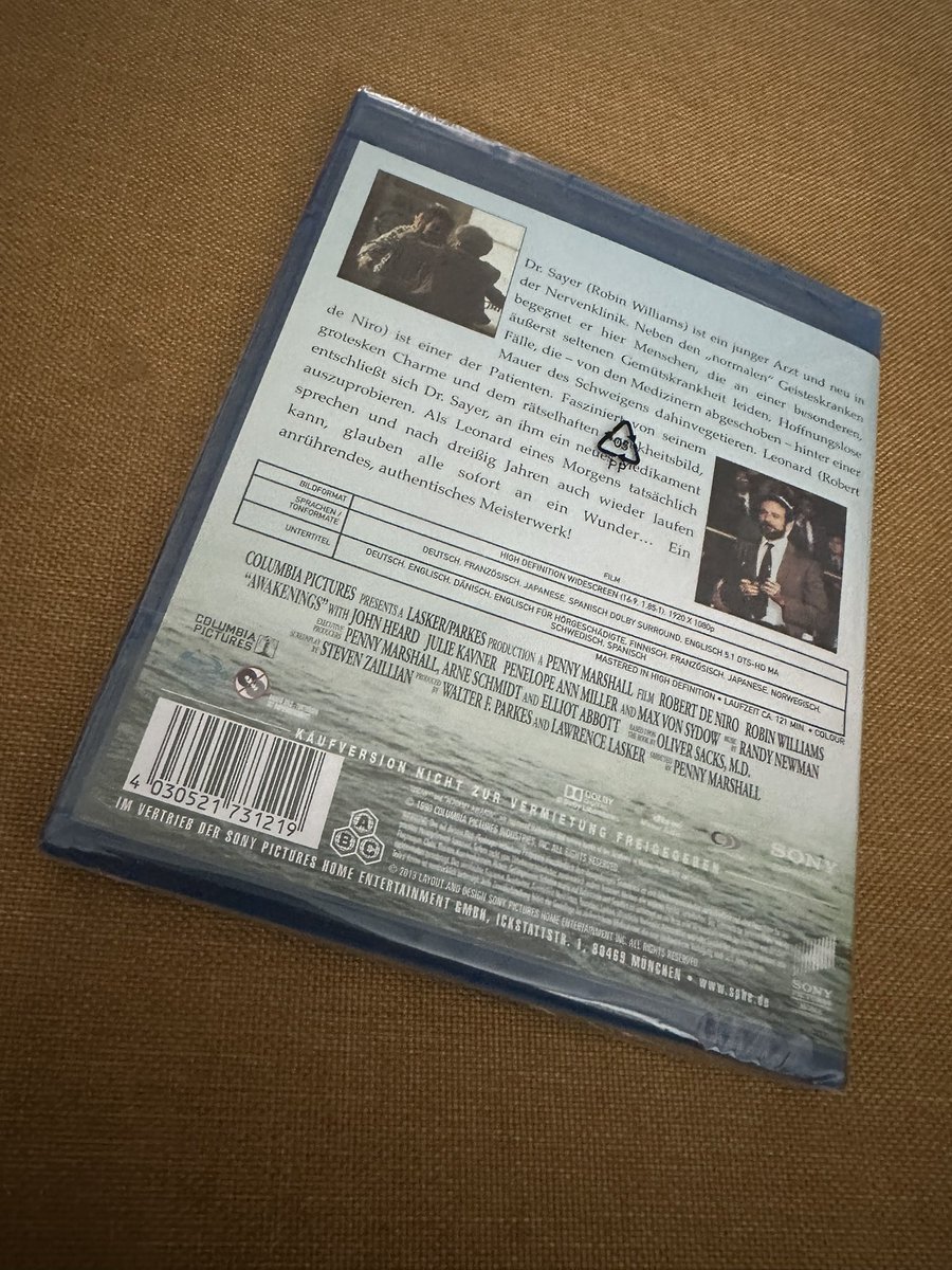 s77tux's tweet image. #LatestAddition to my #BlurayCollection is the German release of #Awakenings (for some reason either OOP or unavailable on disc in the UK?!) directed by #PennyMarshall, based on @OliverSacks’ book and starring #RobinWilliams & #RobertDeNiro. #Bluray #PhysicalMedia #KeepDiscsAlive
