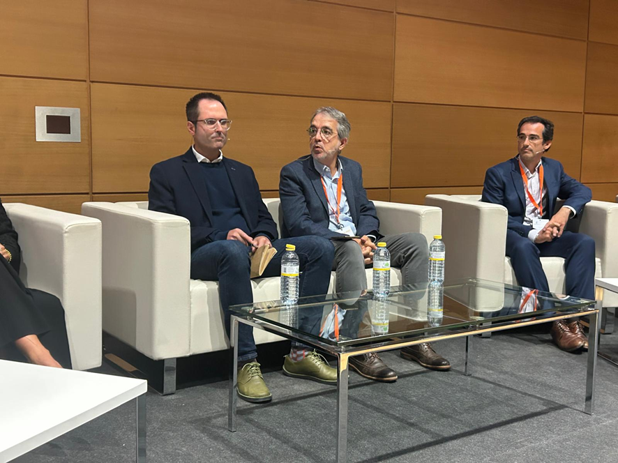 UNEFotovoltaica's tweet photo. “El mecanismo de financiación participativa ciudadana que planteamos permite a las CCEE disponer de fondos para sus inversiones o para el anticipo de subvenciones, procedentes directamente de personas que las apoyan mediante sus inversiones” Jordi Solé, #Ecrowd https://t.co/byYD6RBLQ9