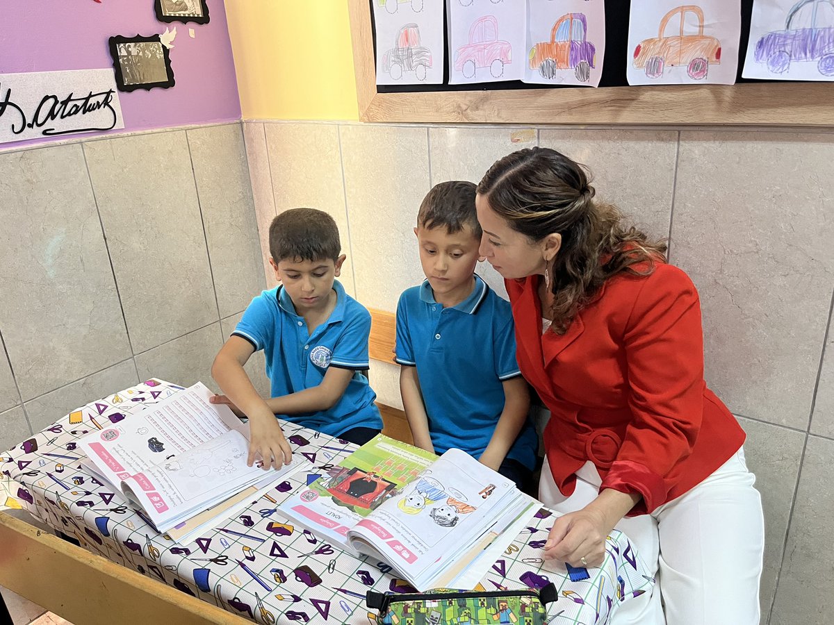 Ziyaret kapsamında birinci sınıf öğrencilerimizle bir araya gelen Sayın Müdürümüz, öğrencilerle sohbet ederek onların heyecanına ortak oldu. Ayrıca okul bahçesinde öğrencilerimizle samimi bir şekilde sohbet edip eğitim öğretim süreçlerine dair gözlemlerde bulundu.