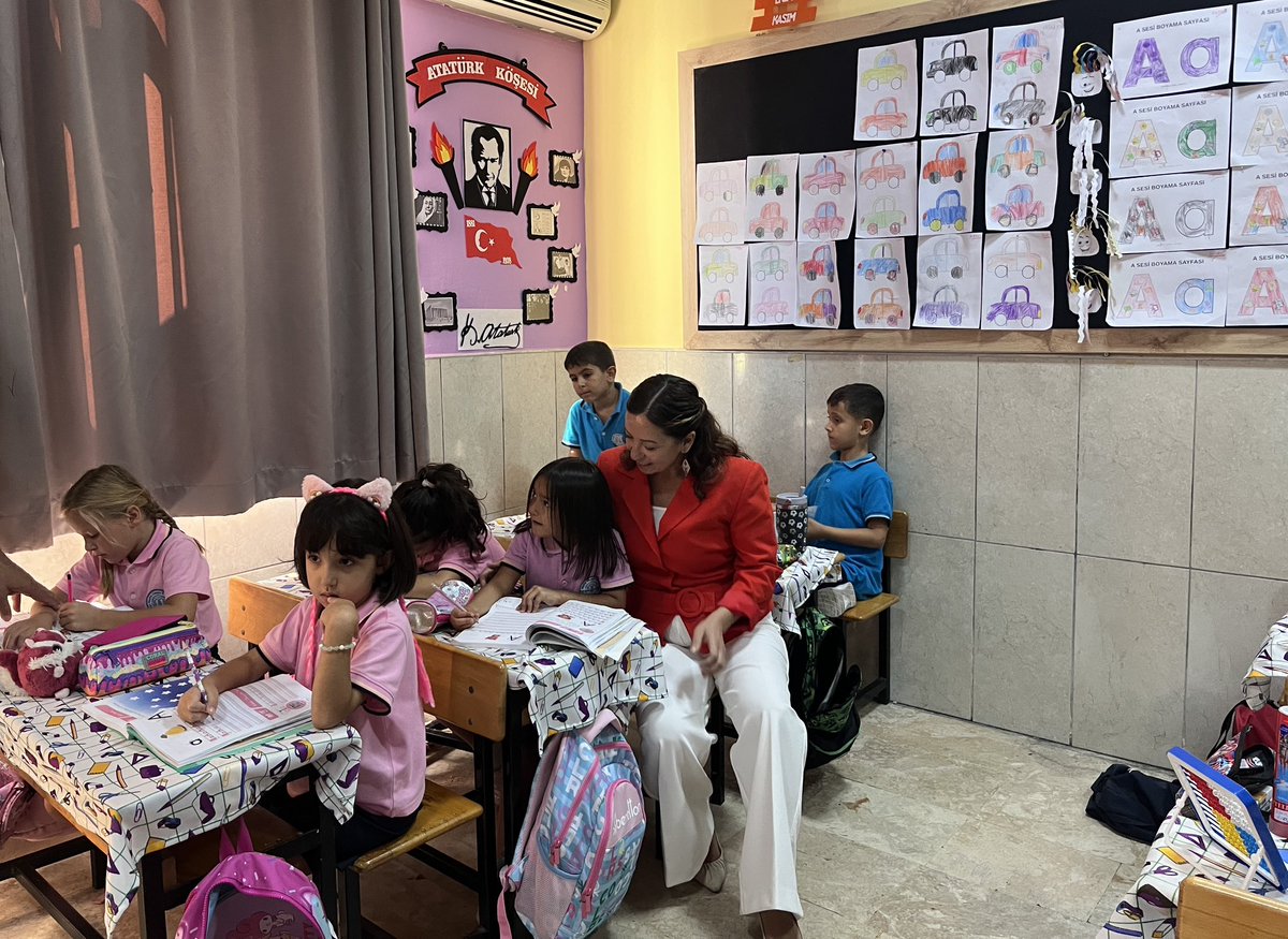 Öğrencilerimizin mutluluğu ve enerjisiyle karşılanan bu ziyarette, öğretmenlerimizle de görüşen Sayın Müdürümüz, yürütülen çalışmalar hakkında bilgi aldı.

<a href="/tcmeb/">Millî Eğitim Bakanlığı</a> <a href="/mugla_mem/">Muğla İl Millî Eğitim Müdürlüğü</a> <a href="/emrecay55/">Emre ÇAY</a> <a href="/SerapSerapaksel/">Serap AKSEL</a>