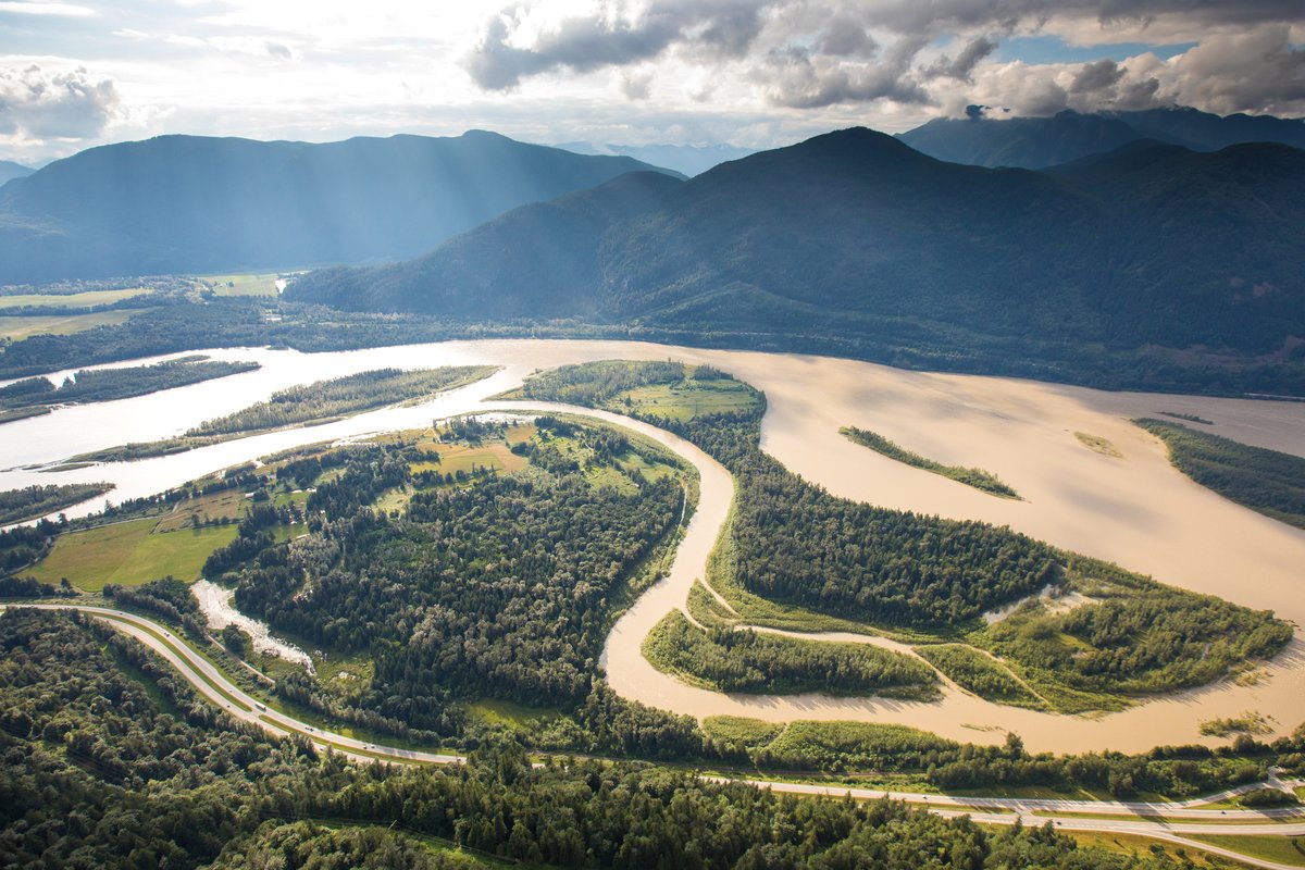 🌊 Fun fact on #FreshWater: The #FraserRiver is Canada’s 4th largest by discharge volume and has a drainage basin nearly the size of the #UnitedKingdom! 🤯

Learn more about the river: ow.ly/t1n550WRh69