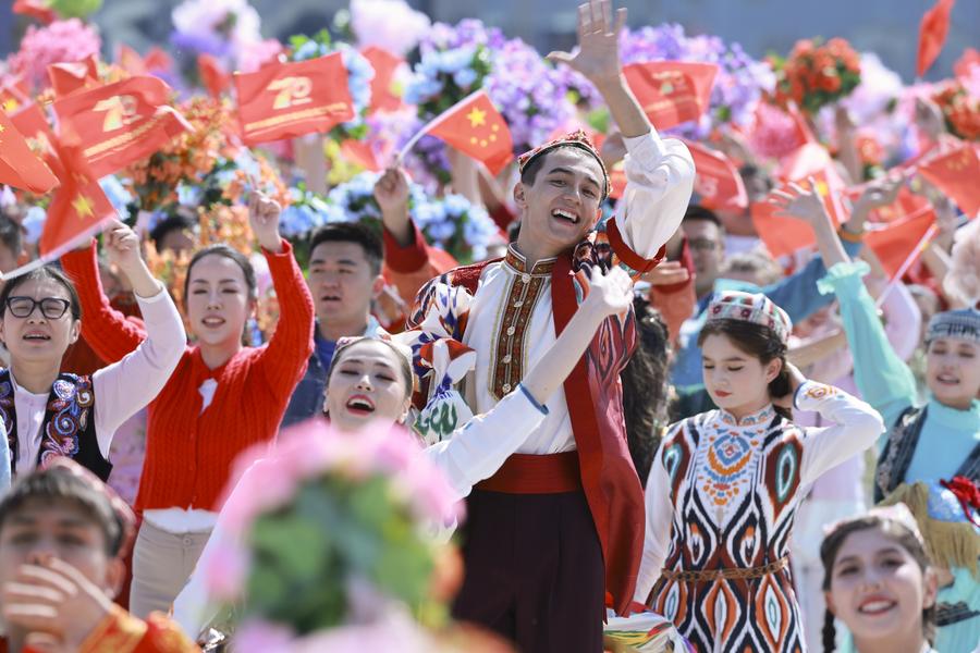 Chinese President Xi Jinping attended a gala marking the 70th founding anniversary of Xinjiang Uygur Autonomous Region in Urumqi, the regional capital, on Wednesday evening xhtxs.cn/614