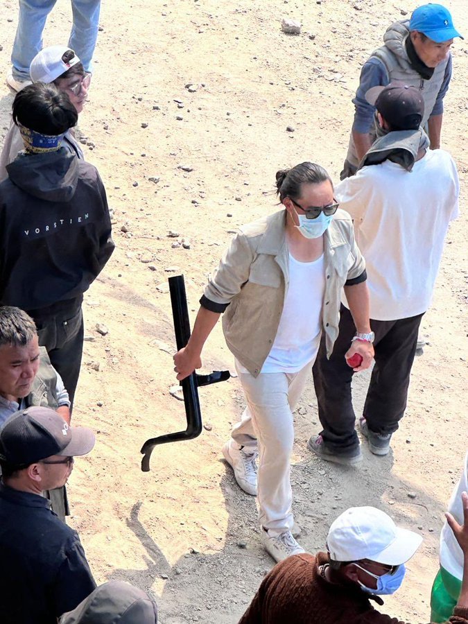 Vote Chori ka natak krne vali Congress Party ke Phuntsog Stanzin Tsepag Chor nikle. Sunglass aur mask phenke Leh mai protest kr rahe hai. Kayar humesha chupke he ladai ladte hain. #lehprotest