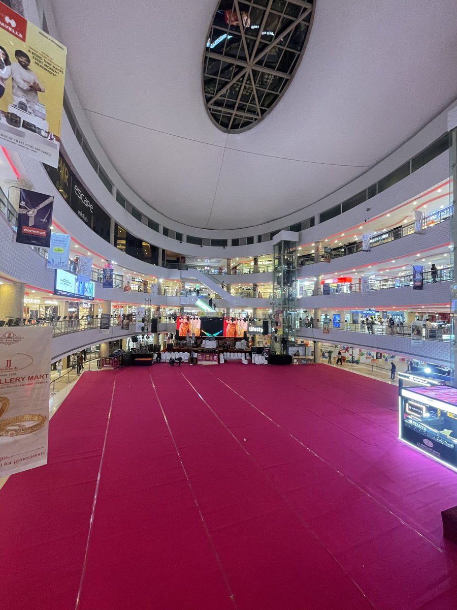 meghkalyan's tweet image. #JaiMaaDurge 🙏

Chennai Express Avenue getting set for Navratra-s

Closest Chennai comes, in my experience, to festive dance all-nighters (sans alcohol etc)