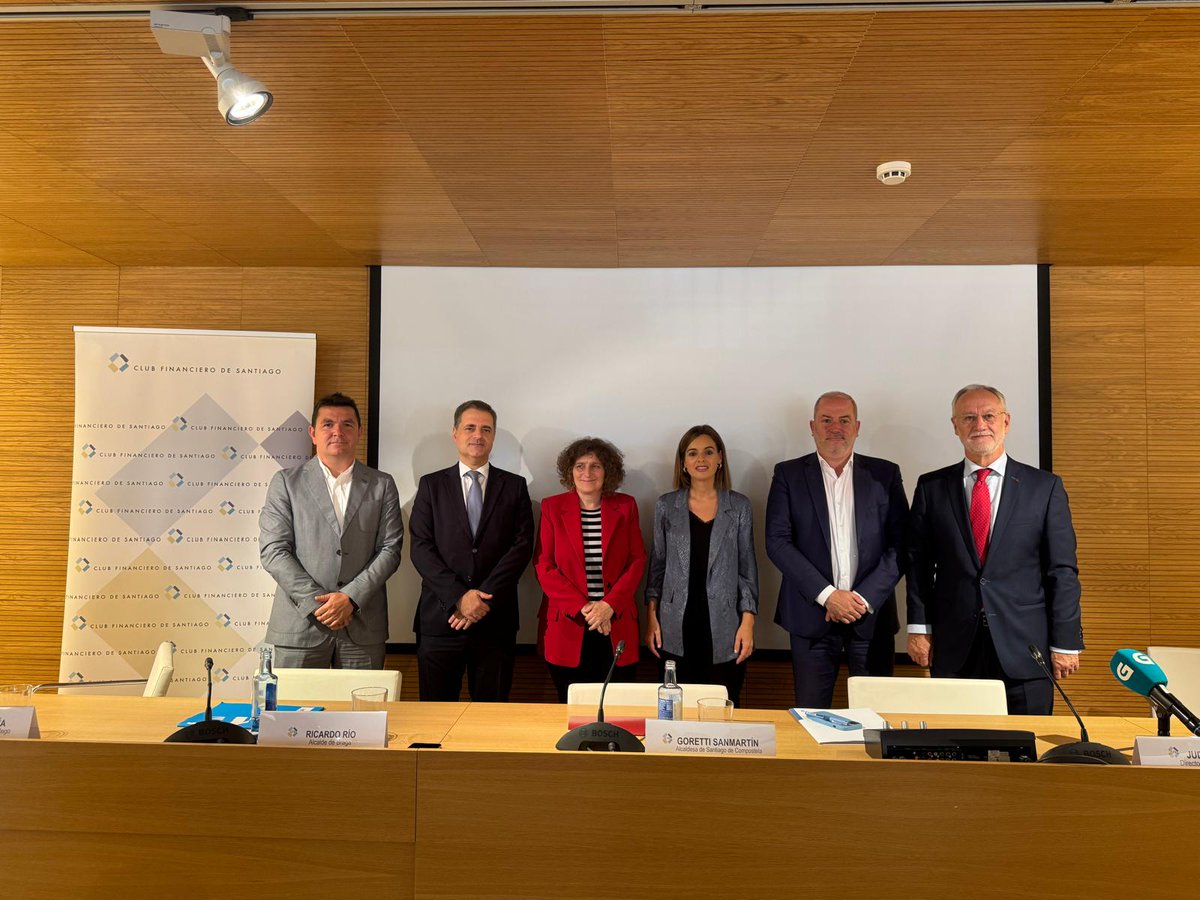 ✈️ Administraciones y empresarios reclaman un sistema aeroportuario coordinado y complementario que cohesione Galicia.
El #CFS  abrió con este foro la celebración de su 15º aniversario.
Más info 👇 
acortar.link/xD7ylu
#ForoCFS #Galicia #NorteDePortugal