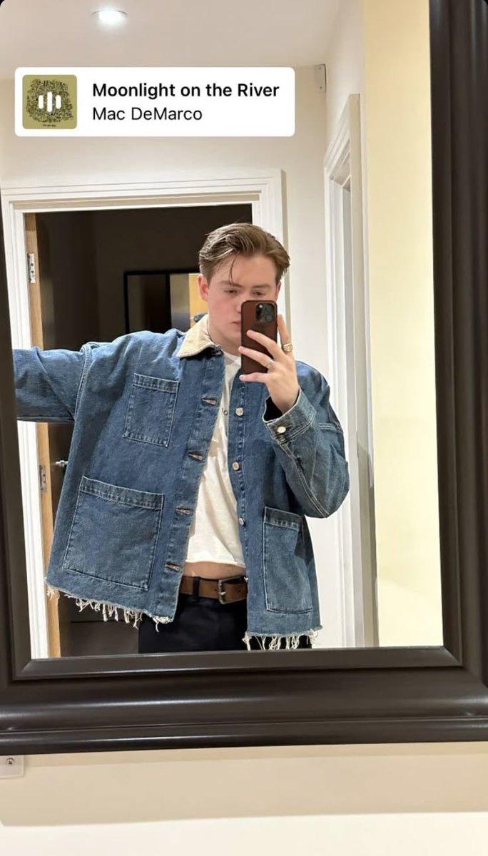 FINlCK's tweet image. him putting moonlight on the river by mac demarco on THAT mirror selfie will always get me so bad