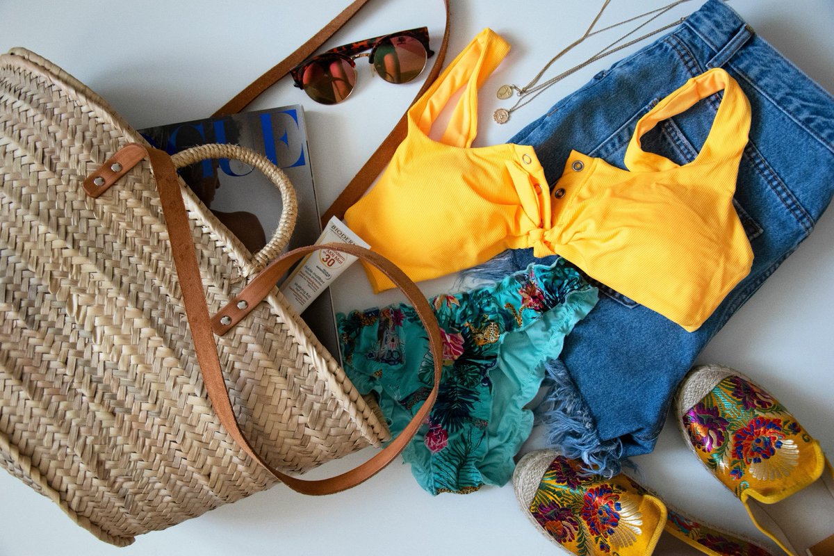 DinoTSCWETCLEAN's tweet image. Don't store dirty summer clothes - body oils attract stains &amp;amp; bugs over time. Clean before you box it up. Bring your summer wardrobe in before fall fully lands. #SeasonalStorage #SummerToFall #FabricTips
