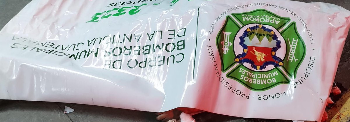 🚨 URGENTE | Accidente laboral en San Pedro Las Huertas, Antigua Guatemala, deja un fallecido. Alfredo Acalon, 26 años, originario de Santa María de Jesús, murió prensado por un rodillo en una fábrica. Bomberos y autoridades resguardaron la escena.