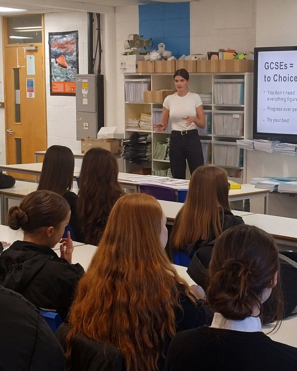 WalesAudit's tweet image. Cafodd ein Pennaeth Dylunio a Chyhoeddi, Sam, gyfle i siarad â merched Blwyddyn 11 yn Ysgol Corpus Christi am ei thaith o'r ysgol i ddod yn rheolwr adran. 

Diolch i @GyrfaCymru am drefnu! #gyrfa #recriwtio