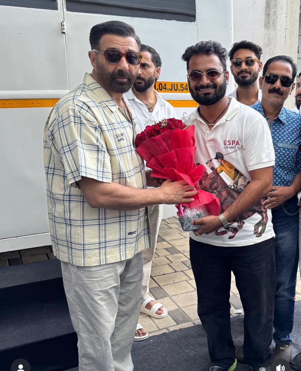LegendDeols's tweet image. Lucky fans with #SunnyDeol paji at #Soorya shoot ❤️❤️🔥🔥.
#Padmakumar #Jaipur