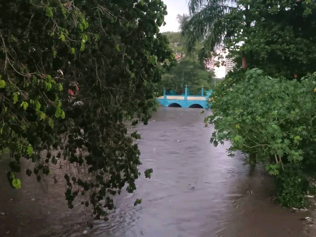 Ayer parte de #Camagüey se inundó. El sistema de drenaje, ya obsoleto y sin limpiezas periódicas, colapsa. Llegará el día, supongo, en que hasta las zonas más altas también se inundarán.
Esta crónica de Guillén mantiene vigencia.  #Cuba #CambioClimático
elcamaguey.org/junto-al-rio
