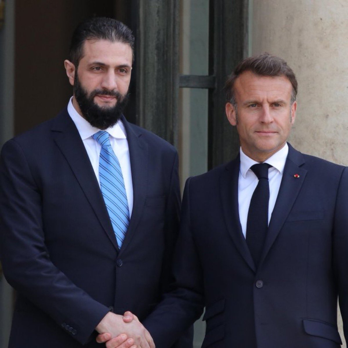 BM Genel Kurulu diplomasi fuarı gibidir, her ülke kendi ürününü tanıtır, gündeme taşır.

Bu da Trump’ın pazara sürdüğü eşek Colani’dir. Colani’yi resmen bir eşek gibi BM ülkelerini temsil eden katılımcıların arasına sürdü.