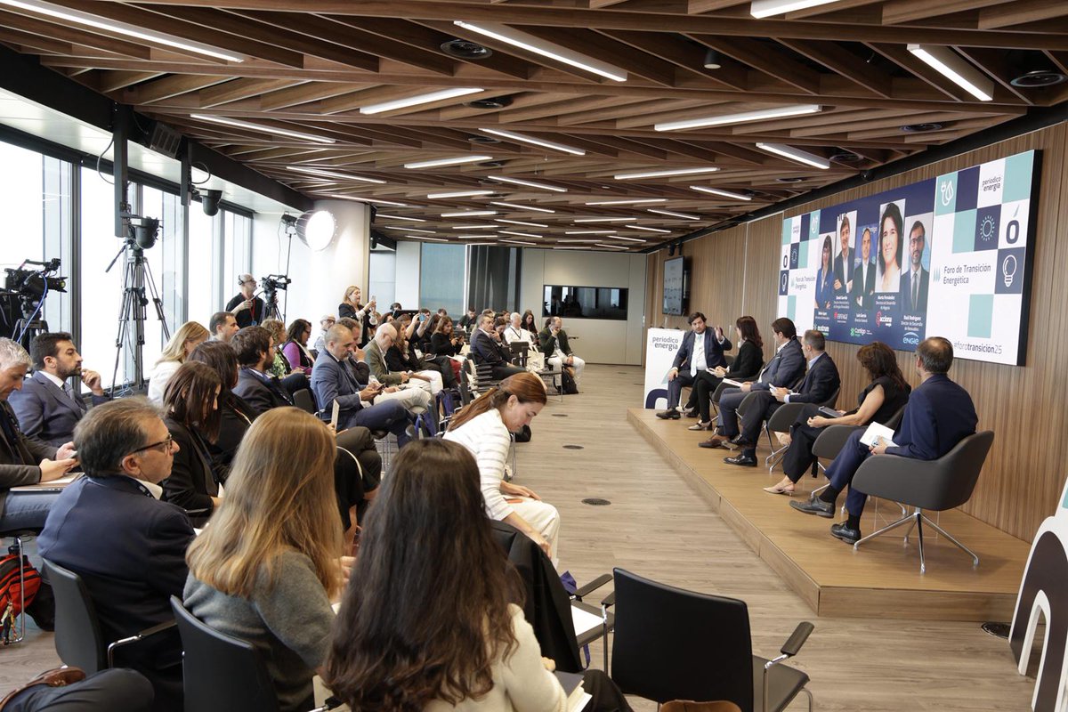 Per_Energia's tweet photo. Mesa “Energías renovables en España: situación actual y rentabilidad de activos” con Belén López (#NostrumGroup), Daniel Garrido (@Eiffage_Energia), Luis García (@ContigoEnergia), Marta Fernández (@ACCIONAEnergia), Raúl Rodríguez (@ENGIEgroup). Modera: @rrocasalamero https://t.co/DEAEC4m4u7