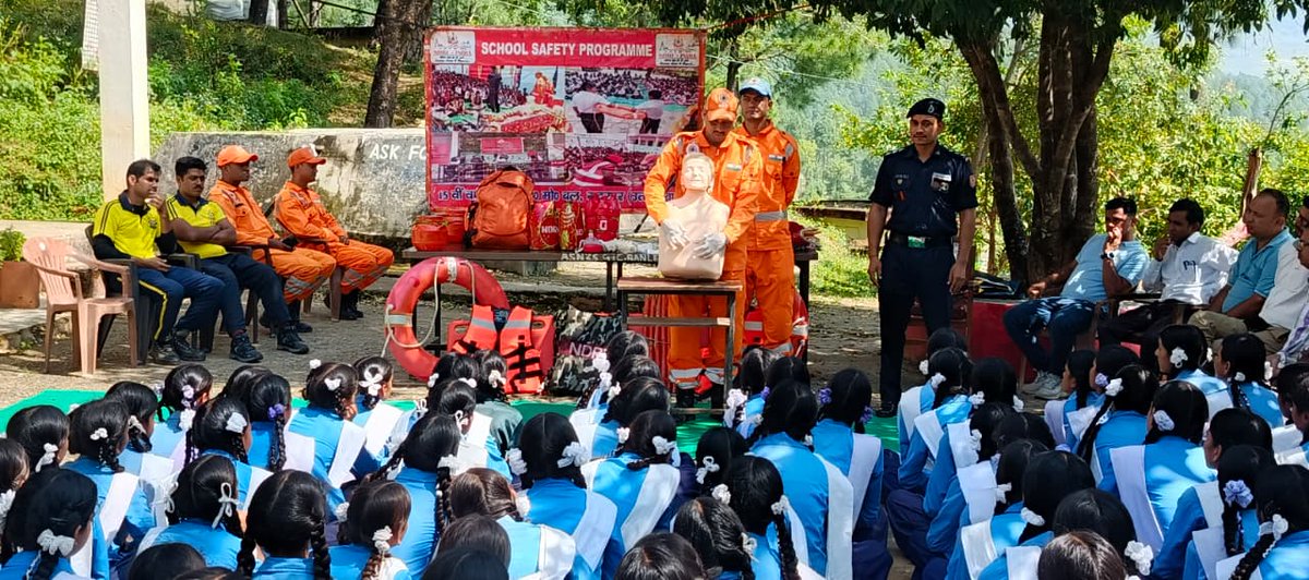 15bnNdrf's tweet image. 🏫 #SSP | GIC Banlekh, Bageshwar (UKD)

Team 15 NDRF conducted a School Safety Programme covering:
▪️ Disaster preparedness
▪️ First aid &amp;amp; CPR drills
▪️ Fire safety precautions &amp;amp; use of extinguisher
▪️ Lifting &amp;amp; moving techniques
▪️ Evacuation drills &amp;amp; emergency response skills