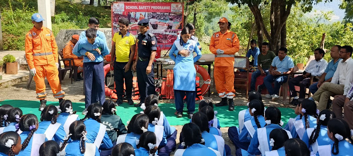 15bnNdrf's tweet image. 🏫 #SSP | GIC Banlekh, Bageshwar (UKD)

Team 15 NDRF conducted a School Safety Programme covering:
▪️ Disaster preparedness
▪️ First aid &amp;amp; CPR drills
▪️ Fire safety precautions &amp;amp; use of extinguisher
▪️ Lifting &amp;amp; moving techniques
▪️ Evacuation drills &amp;amp; emergency response skills