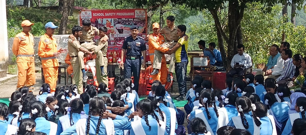 15bnNdrf's tweet image. 🏫 #SSP | GIC Banlekh, Bageshwar (UKD)

Team 15 NDRF conducted a School Safety Programme covering:
▪️ Disaster preparedness
▪️ First aid &amp;amp; CPR drills
▪️ Fire safety precautions &amp;amp; use of extinguisher
▪️ Lifting &amp;amp; moving techniques
▪️ Evacuation drills &amp;amp; emergency response skills