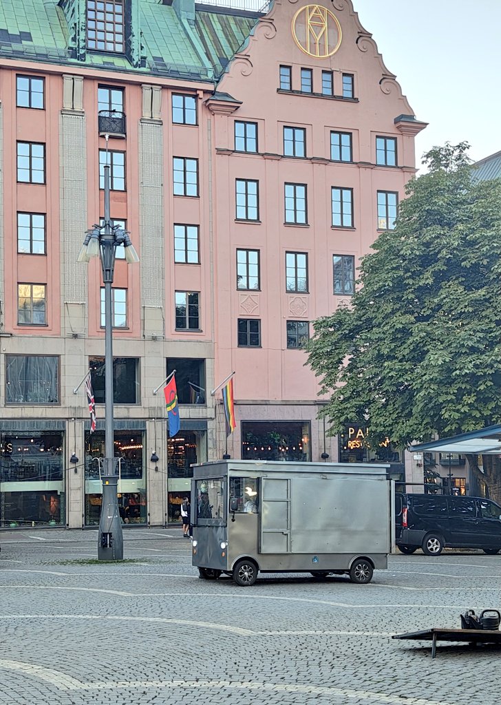 the cybertruck isnt actually too bad when you actually see it irl