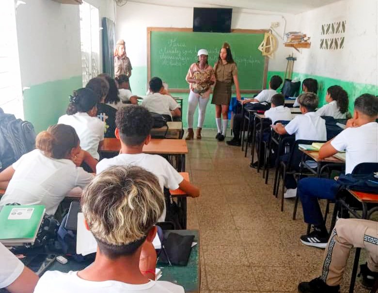 ‼️Con compromiso, rigor y vocación patriótica, la EMCC de Artemisa realizó el proceso de captación y selección en las secundarias básicas del municipio Bauta.
Este recorrido por los centros educativos siembra en ellos el espíritu de disciplina y amor por la Patria. 

#FARCuba