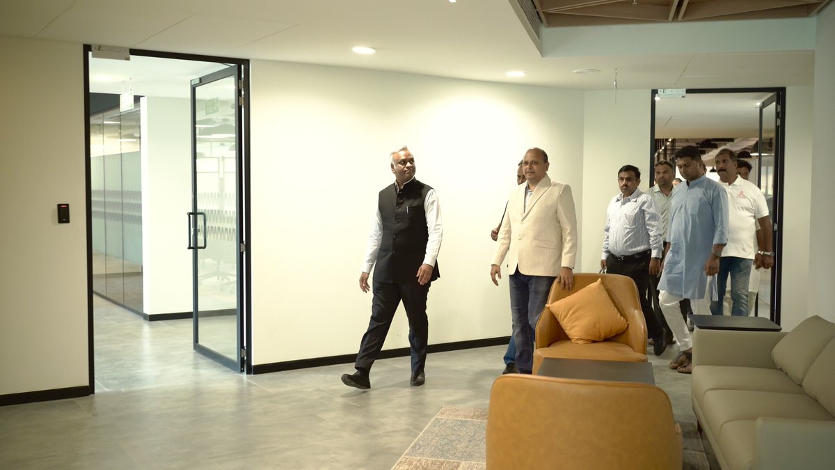 itswrkwrk's tweet image. Our founder Rohith Bhat, CEO Dean Gonsalves, and COO Vinodh Kumar walked him through the vision behind #wrkwrk, sharing how Triangle is designed to foster collaboration and contribute to #Mangaluru’s growing innovation ecosystem. #ManagedWorkspaces #DreamWrkDestination