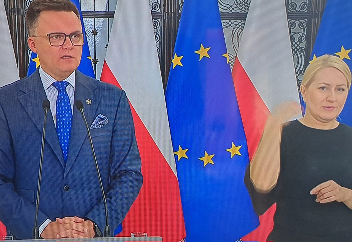 Konferencja Hołownia. Zapytam ja bo dziennikarze nie pytają.
Zaprzysiągł Pan Nawrockiego na prezydenta nie wiedząc ile dostał głosów. Dlaczego?  I drugie pytanie. Czy odbyły się kiedykolwiek w Polsce  a nawet w świecie wybory  w których podano kto wygrał nie podając wyniku?