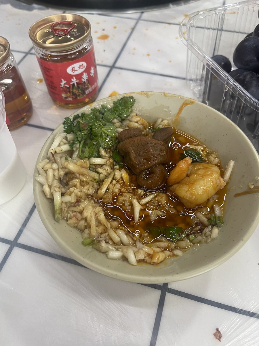 国庆来重庆旅游的可以尝尝大牛串串，8个成年人才吃了不到300块，人都涨得昏。（早点去，不排队）