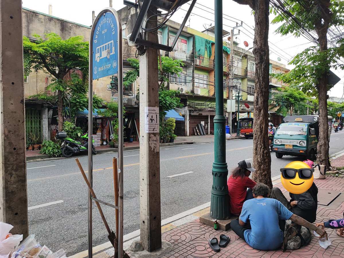 PiPiPiPi01234's tweet image. 今月🇹🇭バンコク

落ち着かない🚍️待ちのひとときでした💦

1️⃣バス停看板横のゴミ堆積
2️⃣座り込んでる住民同士喧嘩始める🧟
3️⃣座り込んでる住民が護身用ナイフ🔪を振り上げる😱

よろしくない地区であろうことは写真から見て取れるかと思います…