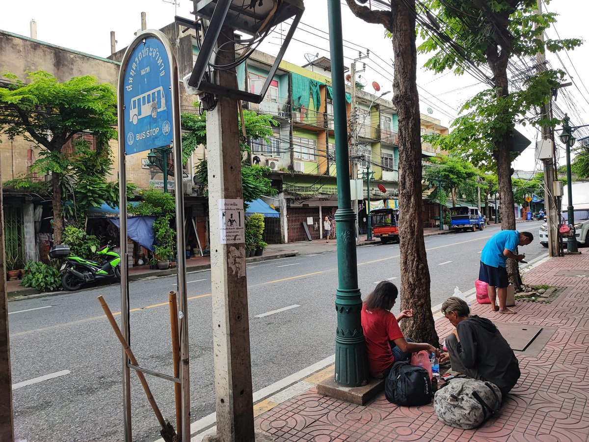 PiPiPiPi01234's tweet image. 今月🇹🇭バンコク

落ち着かない🚍️待ちのひとときでした💦

1️⃣バス停看板横のゴミ堆積
2️⃣座り込んでる住民同士喧嘩始める🧟
3️⃣座り込んでる住民が護身用ナイフ🔪を振り上げる😱

よろしくない地区であろうことは写真から見て取れるかと思います…