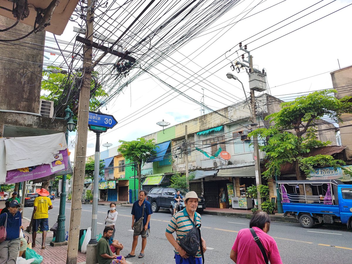 PiPiPiPi01234's tweet image. 今月🇹🇭バンコク

落ち着かない🚍️待ちのひとときでした💦

1️⃣バス停看板横のゴミ堆積
2️⃣座り込んでる住民同士喧嘩始める🧟
3️⃣座り込んでる住民が護身用ナイフ🔪を振り上げる😱

よろしくない地区であろうことは写真から見て取れるかと思います…