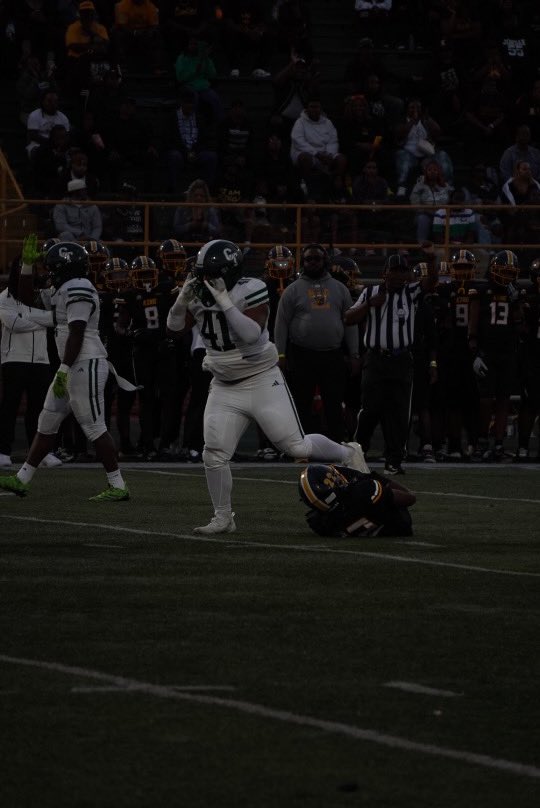 Senior Season Weeks 1-4 Highlights hudl.com/video/3/181177…  <a href="/CoachRush_CTFB/">Coach Marvin Rushing</a> <a href="/Detroit_CTFB/">Cass Tech Football</a> <a href="/CoachDaws_/">Daws 🥇</a> <a href="/CoachBctfb/">Coach Webb</a>