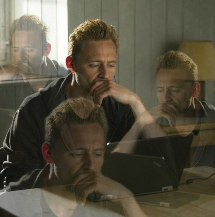 krishdotdev's tweet image. Coding infront of others     coding alone