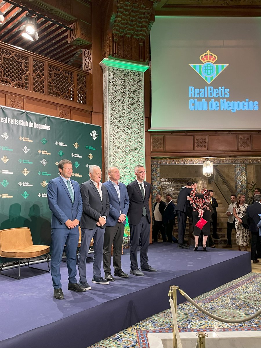ASSA ABLOY Entrance Spain (@assaabloyentes) on Twitter photo Ayer estuvimos presentes en el acto de inauguración de la temporada del <a href="/RealBetis/">Real Betis Balompié 🌴💚</a> Club de Negocios en Sevilla 💼⚽
¡Un año más seguimos apostando por el networking, la innovación y los valores compartidos con el Real Betis! 💚🤍
#Betis
#Team_ASSAABLOY Ayer estuvimos presentes en el acto de inauguración de la temporada del <a href="/RealBetis/">Real Betis Balompié 🌴💚</a> Club de Negocios en Sevilla 💼⚽
¡Un año más seguimos apostando por el networking, la innovación y los valores compartidos con el Real Betis! 💚🤍
#Betis
#Team_ASSAABLOY