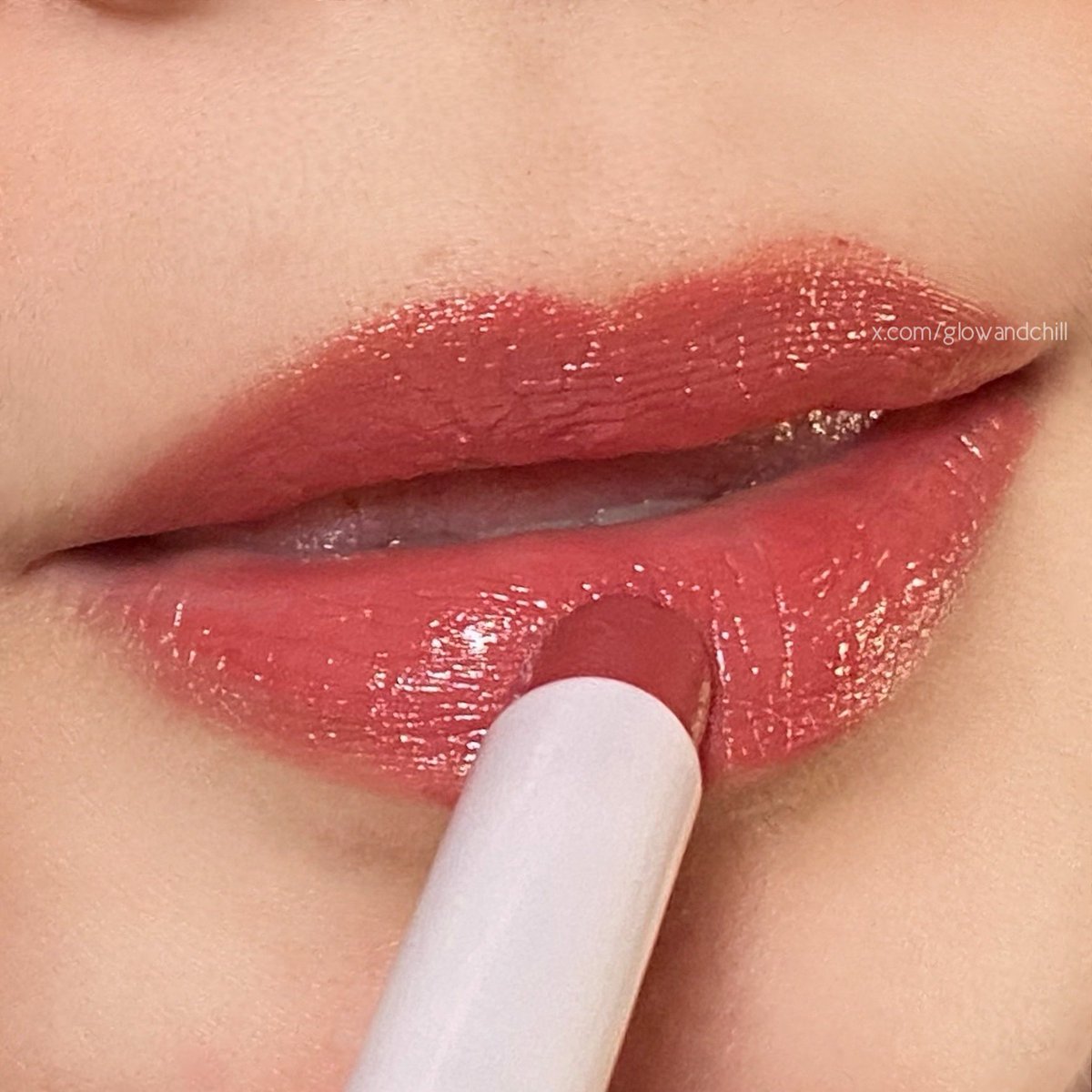 Effortless pretty lips wearing ✨tinted lip balm✨🍒

─ local brand