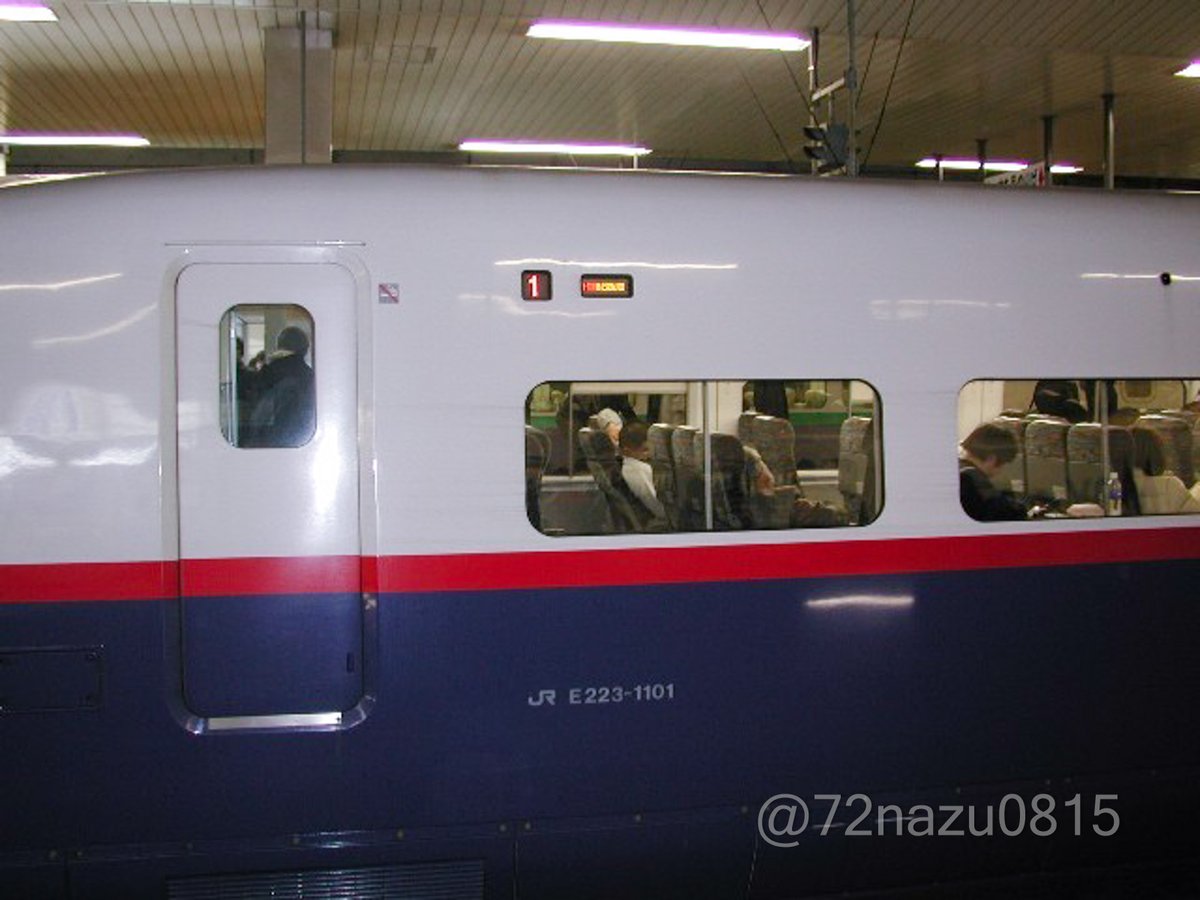 2002年？頃に撮影したE2系1000番代J51編成。
落成したての頃で赤帯です。
当時は号車番号を示す部分がLEDでした。
E4系のように8両編成を2本繋いで16両編成として使う計画があったから、とか聞いたことがありますが真相やいかに。
このあと埋め戻されて（？）一般的なステッカー状のものになりました。