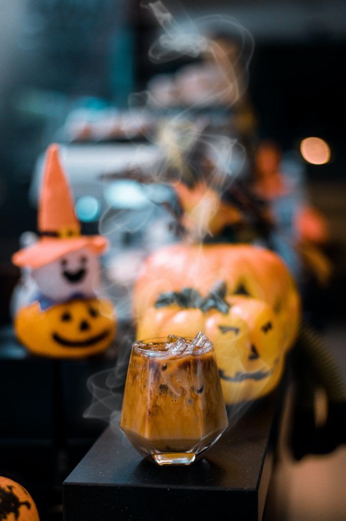 paulabendfeldt's tweet image. From creepy to classy, these Halloween cocktail recipes are frightfully fun &amp;amp; perfect for your next party. 🍸💀
👉 growingupbilingual.com/best-halloween…

#SpookyCocktails #HalloweenDrinks #HalloweenRecipes