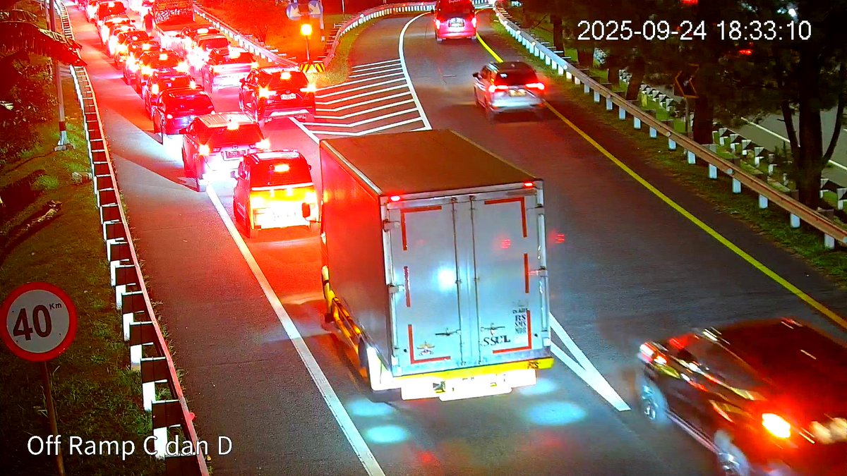 infotolbsd's tweet image. Info terkini lalin Exit KM 12 Serpong-Parung padat merayap imbas volume lalin di arteri, tetap hati-hati saat berkendara dan jaga jarak aman anda. @TMCPoldaMetro @RadioElshinta @SonoraFM92