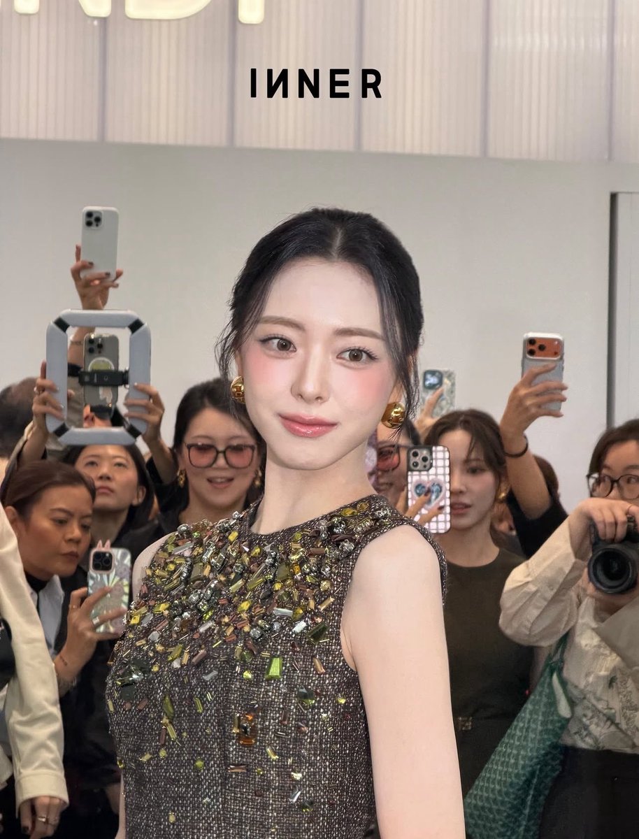 ITZY's Yuna has arrived at the Milan Fashion week Wearing all FENDI.

Drop tags ⬇️ 

YUNA AT FENDI MFW
#YUNAXFENDISS26
#YUNAXMFW25
#FENDISS26 <a href="/Fendi/">Fendi</a> <a href="/ITZYofficial/">ITZY</a>