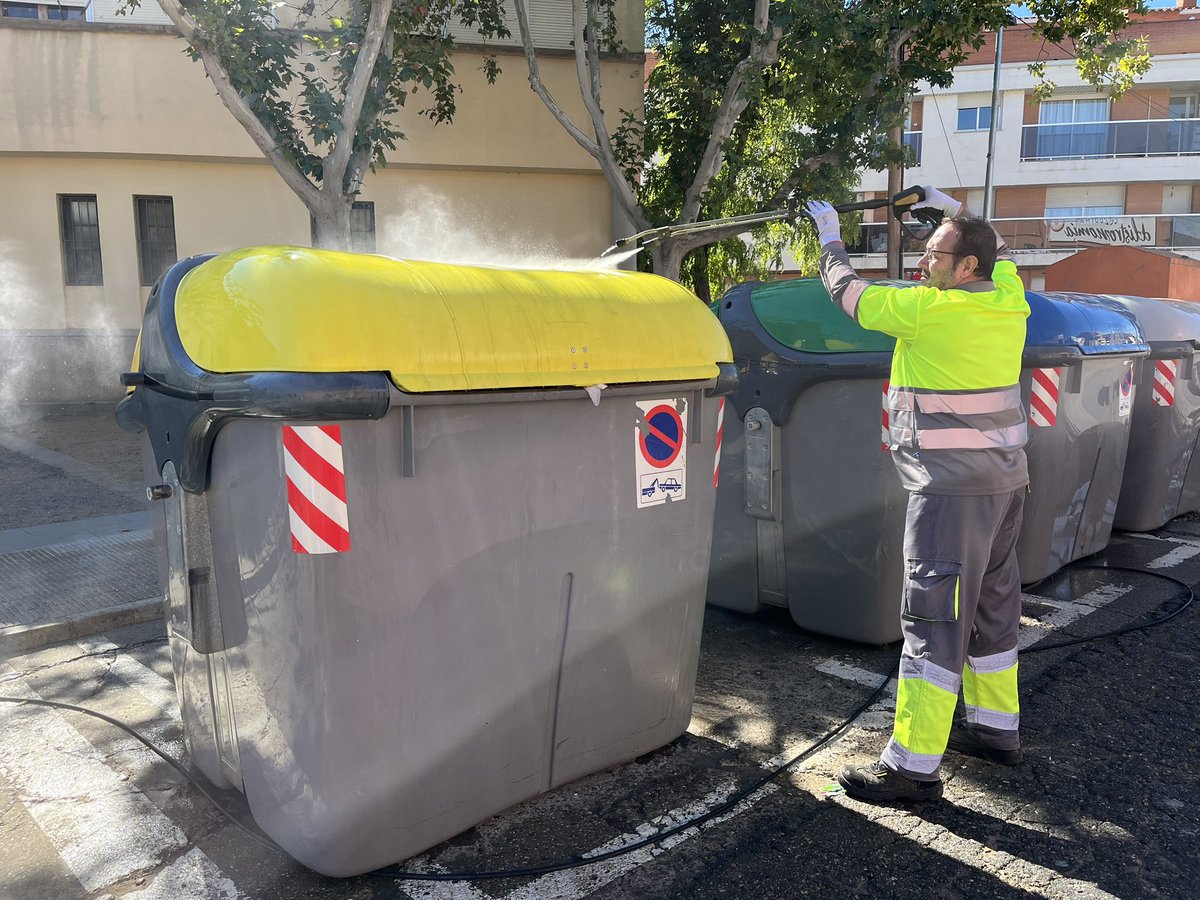 🧹 El Barri a Barri arriba a Llívia! Les tinentes d’alcalde <a href="/begonyaiglesias/">Begoña Iglesias</a> i <a href="/crismoronmolina/">Cristina Morón</a> han visitat els treballs de neteja i manteniment a parcs, voreres, fonts, jocs infantils i enllumenat💪❤️ Compromís amb uns barris més cuidats, segurs i vius.